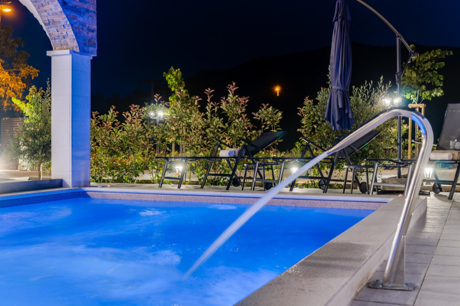 A private pool 7,5m x 3,5m with a geyser, a hydromassage