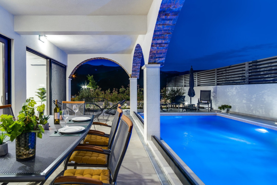 The property itself nestled on the 1.350 sqm plot offers a 300sqm of useful interior