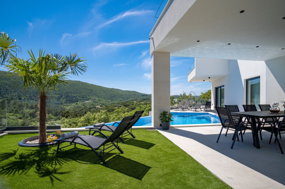 Villa Top Hill with heated swimming pool, 5 en-suite bedrooms, a Media room