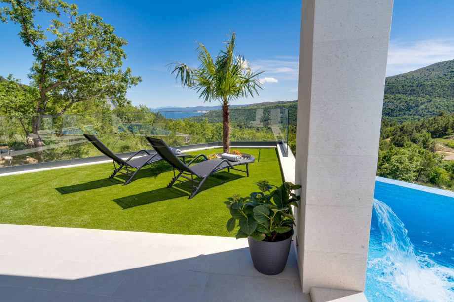 Breathtaking natural surroundings and sound of bird song for relaxing vacation