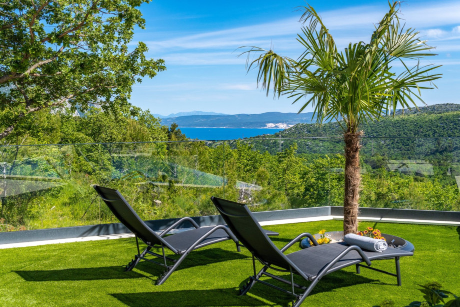 Amazing and open landscape views on the natural surroundings and you can even see the Adriatic sea