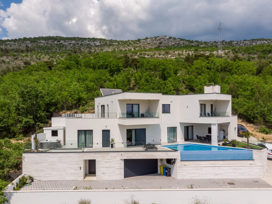 This is a modern place to stay in with a quiet environment but still close to all