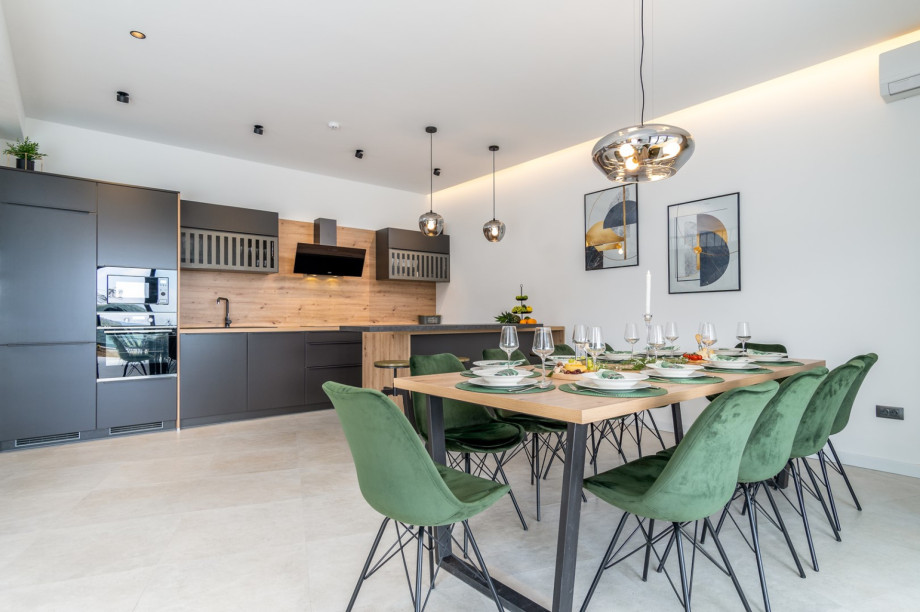 A fully equipped kitchen with all the appliances you need for a comfortable stay