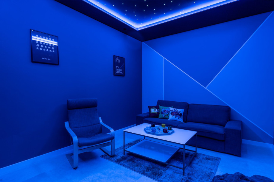 Media room with sofa, AC, TV, free WiFi, and PS4