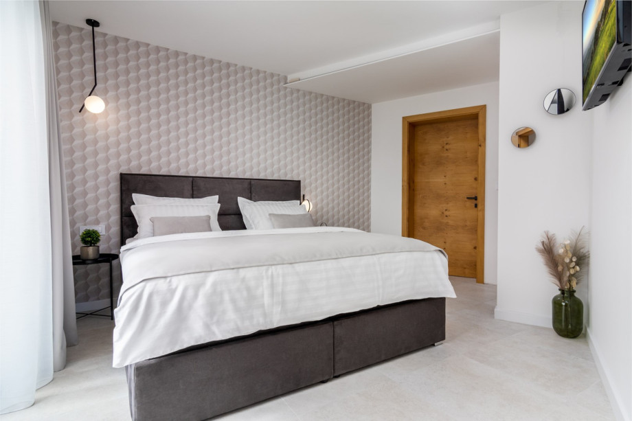 Bedroom No1 (ground floor) with king-size bed 180x200cm and en-suite bathroom