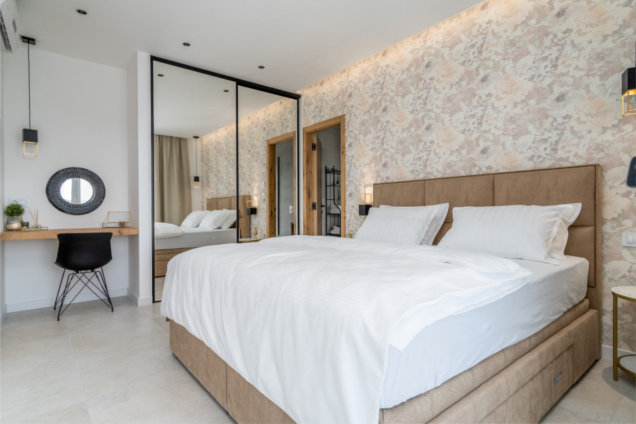 Bedroom No2 is equipped with an en-suite bathroom