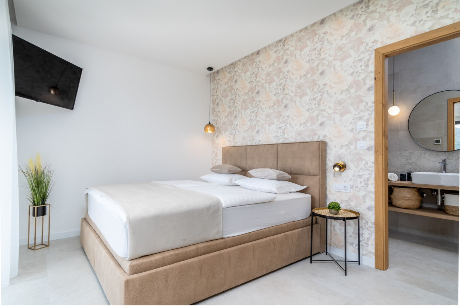 Bedroom No4 (first floor) with king-size bed 180x200cm