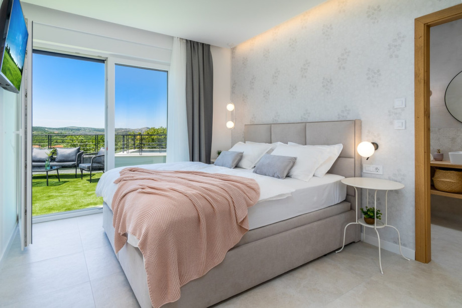 Bedroom No5 (first floor) with king-size bed 180x200cm and an en-suite bathroom