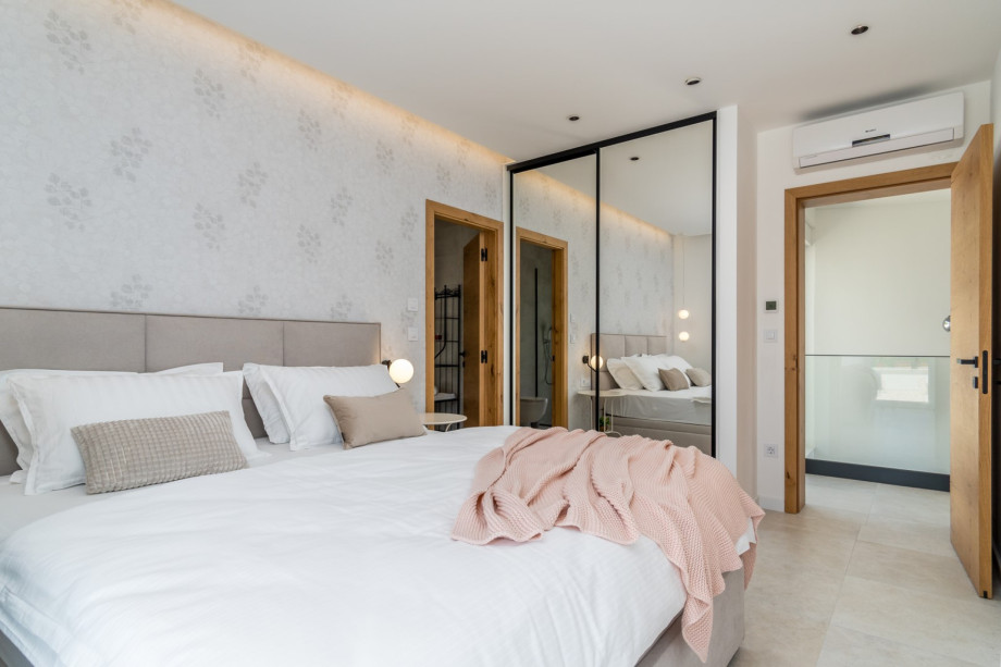 Bedroom No5 also offers a TV and an A/C