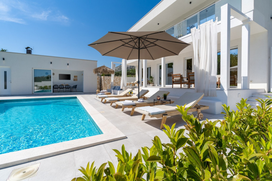 Located in quiet area of Tugare village, with a bakery, a minimarket, a bar in walking distance, a traditional restaurant Palacio in 5 min drive