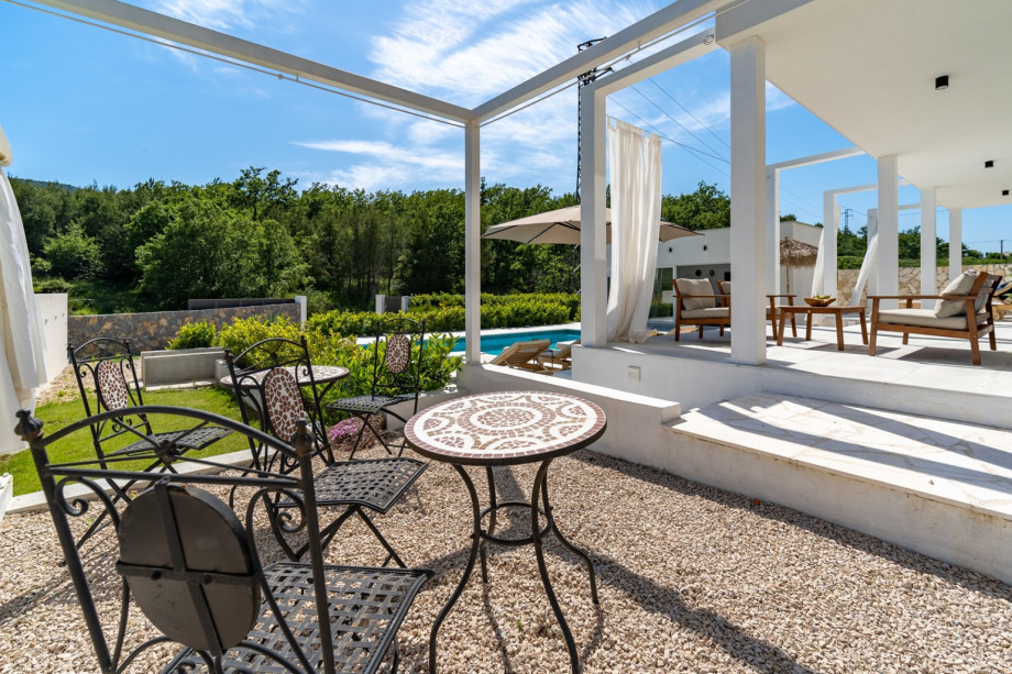 Surrounded by nature and Mediterranean plants give you a nice environment in calming green colors