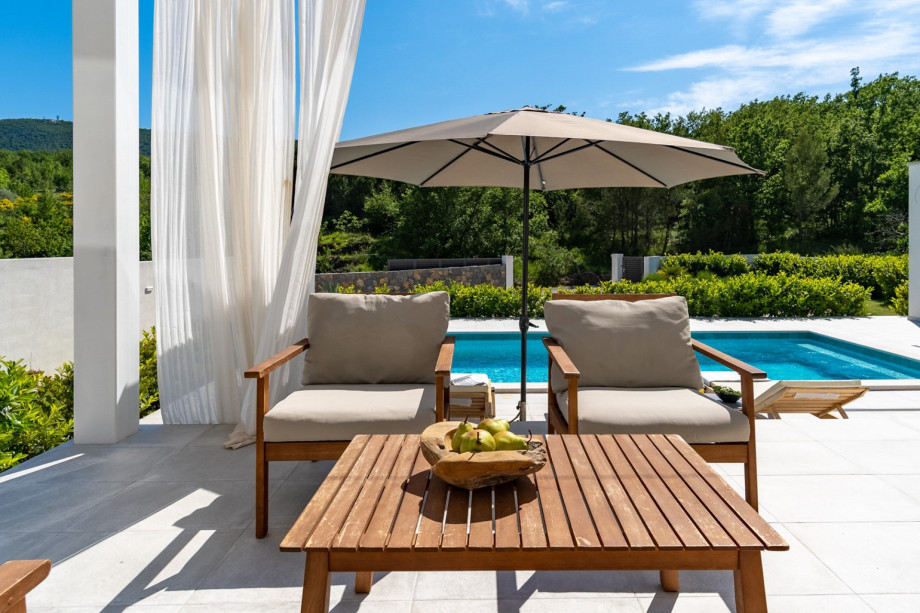 Surrounded by nature and Mediterranean plants give you a nice environment in calming green colors