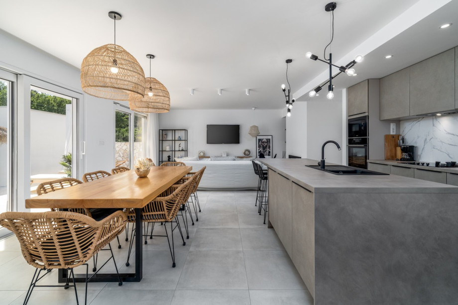 Spacious living and dining room with pool views, a TV with SAT and NETFLIX, A/C, free WiFi, fireplace