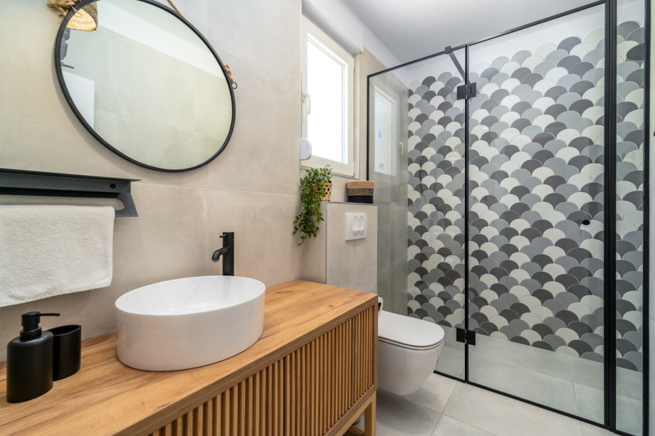 En-suite bathroom with shower