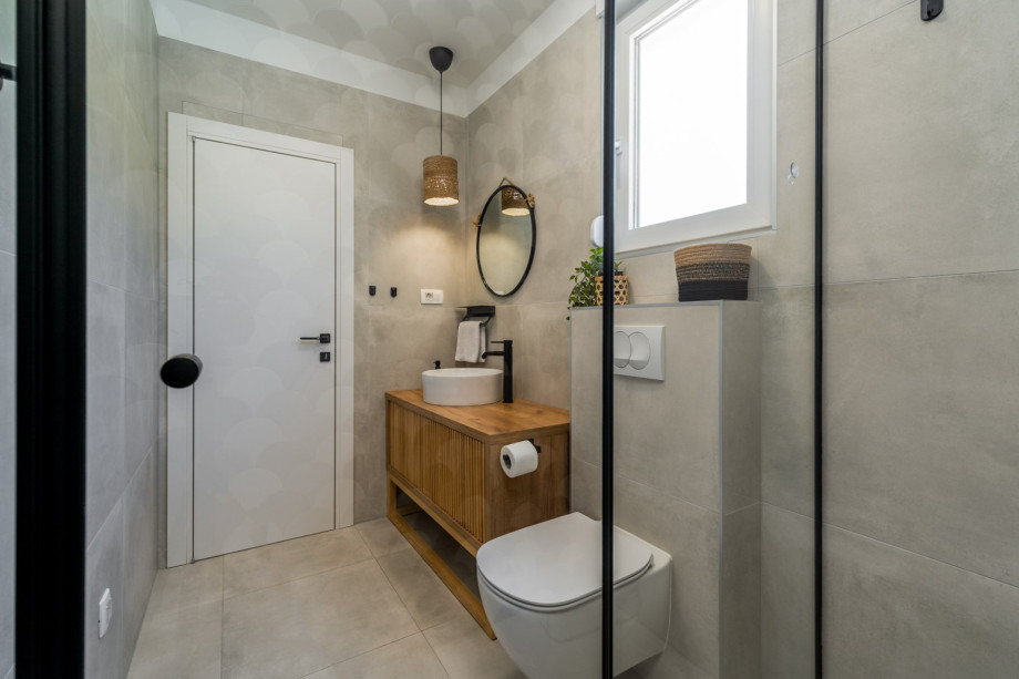 En-suite bathroom with shower