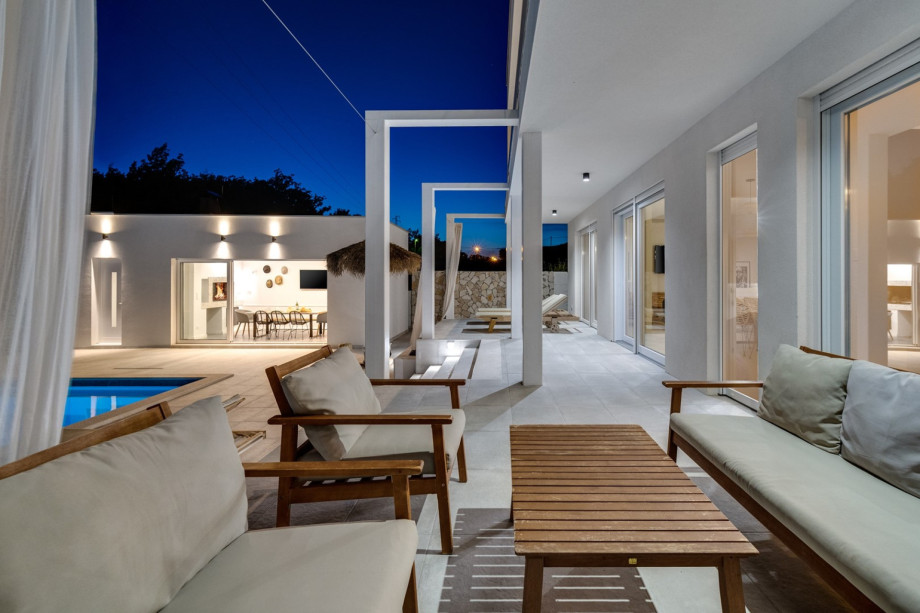 The outdoor offers a private swimming pool 8m x 4m, a sun deck area with 6 deck chairs, outdoor shower, lounge corner