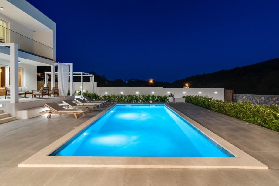 Carefully organized lights at the outdoor area