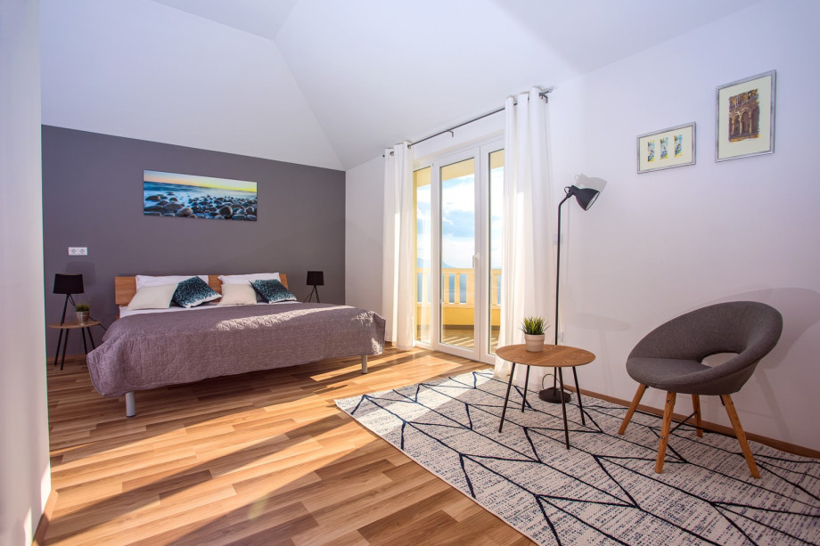 Bedroom NO5 double bed, exit on the terrace with a sea view, 2nd floor