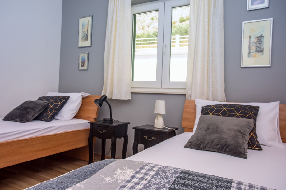 Bedroom NO4 with 2 * single bed on the 2nd floor