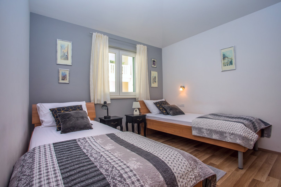 Bedroom NO4 with 2 * single bed on the 2nd floor