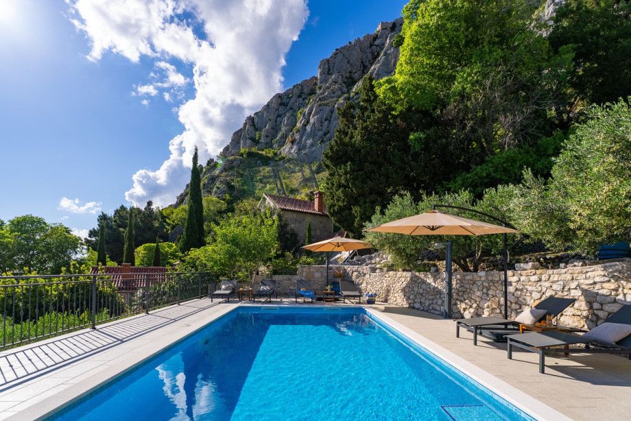 Private, heated 8,5m x 4m pool with massage, spacious sun deck area with 8 deck chairs