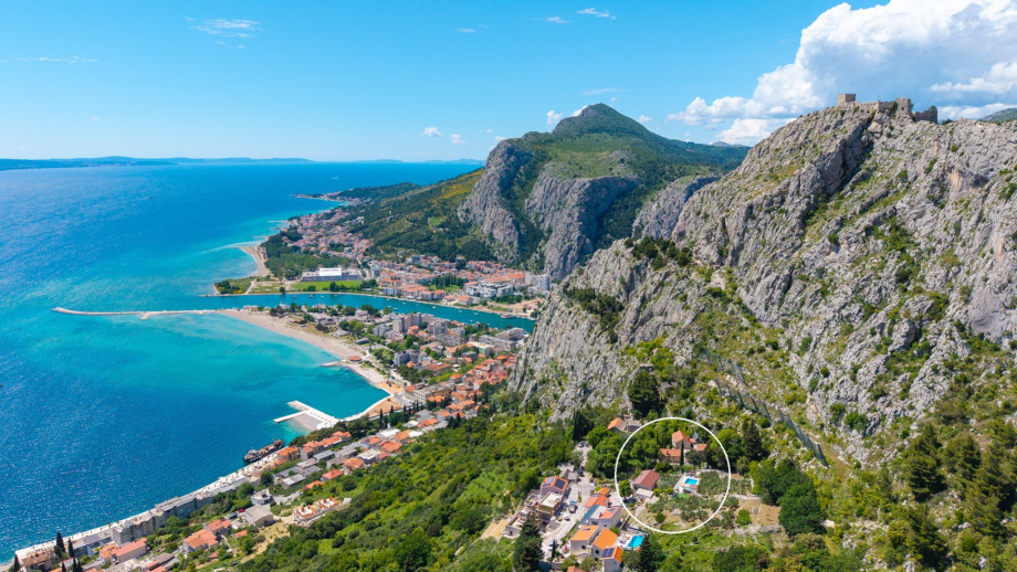 Breathtaking panoramic views over the city, sea, islands and fortress (an attractive walking trail to the fortress is near the villa).