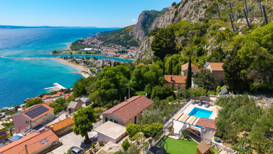 Spacious house situated on a large plot, offering plenty of space and privacy