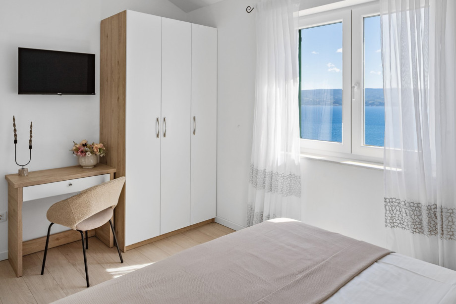 Bedroom No.1 with a AC / TV and a king-sized bed, and a sea view