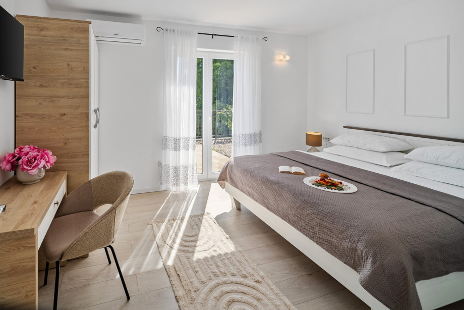 Bedroom No.3 with a AC / TV and a king-sized bed, en-suite bathroom and a sea view