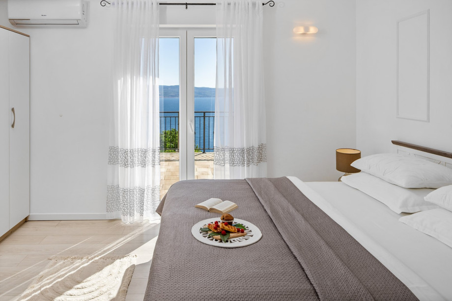 Bedroom No.3 with a AC / TV and a king-sized bed, en-suite bathroom and a sea view