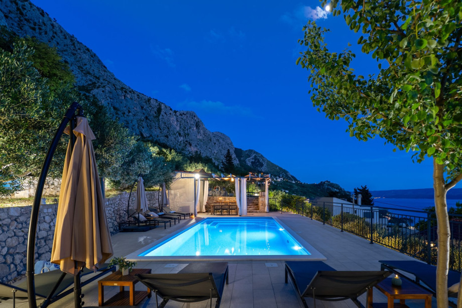 Villa offers opened and panoramic sea views in a quiet and private environment