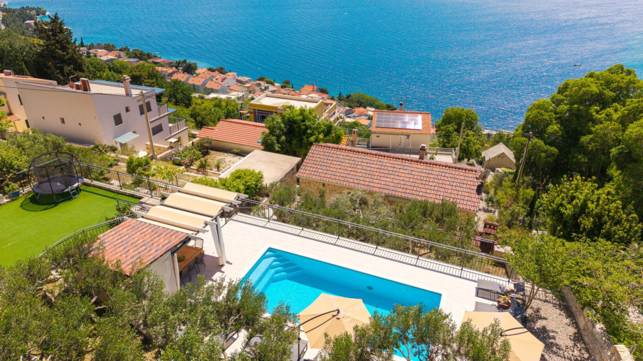 Fully air-conditioned, free WiFi, traditinal and comfortable interior and exterior