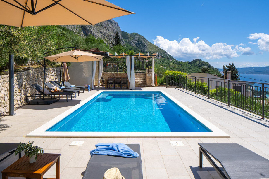 Villa offers opened and panoramic sea views in a quiet and private environment