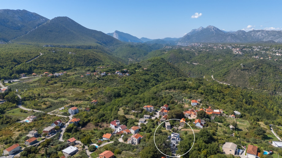 Villa Giro is located on a fenced 2,500-square-meter private plot with 264 square meters of usable interior space