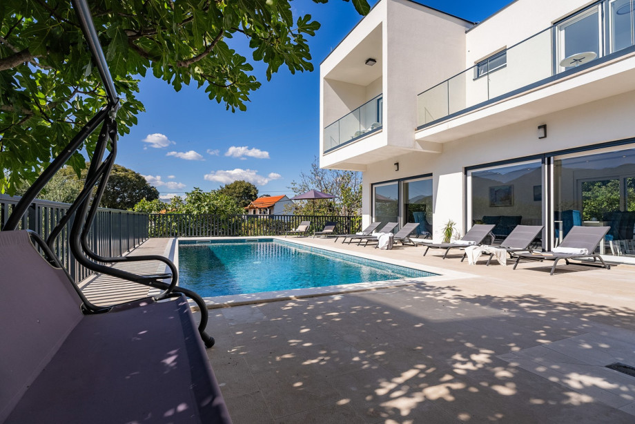 Villa Giro can accommodate up to 8 guests and boasts 5 bedrooms