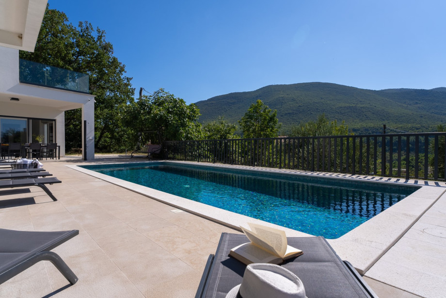 Private heated swiming pool with a mountain view. Perfect spot for a relaxing vacation