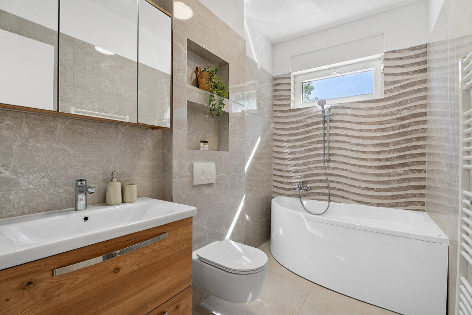 En-suite shower bathroom