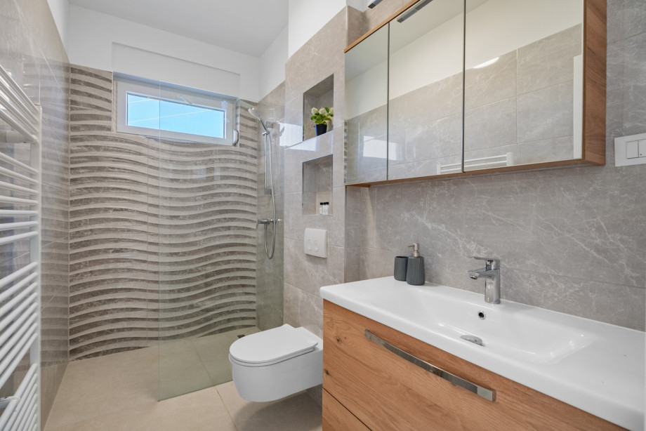 En-suite shower bathroom