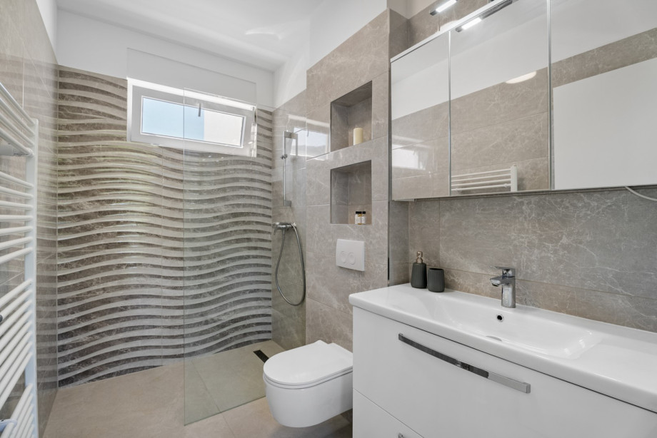 Shared bathroom on the first floor, with a showe.