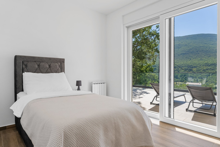 Bedroom No. 5 has a single bed 90cm x 200cm, air-conditioning and a shared terrace.