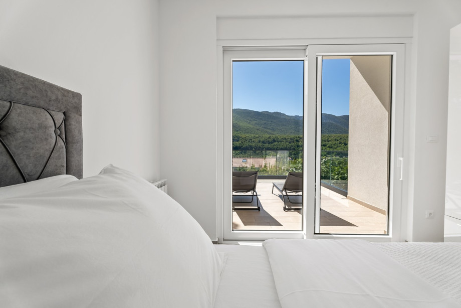 Bedroom No. 5 has a single bed 90cm x 200cm, air-conditioning and a shared terrace.