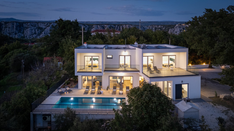 A 40 square meter (10 by 4 meter) heated private pool with hydromassage and a fully automated salt electrolysis system