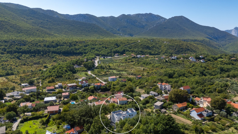Only 10-minute drive from the lovely beach in Pisak and just 5 minutes from the river Cetina pebble beach,