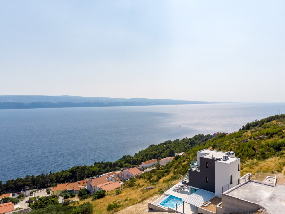 Atemberaubende Panoramablicke auf das Meer von der gesamten Immobilie aus – ein Anblick, der Ihnen den Atem rauben wird.