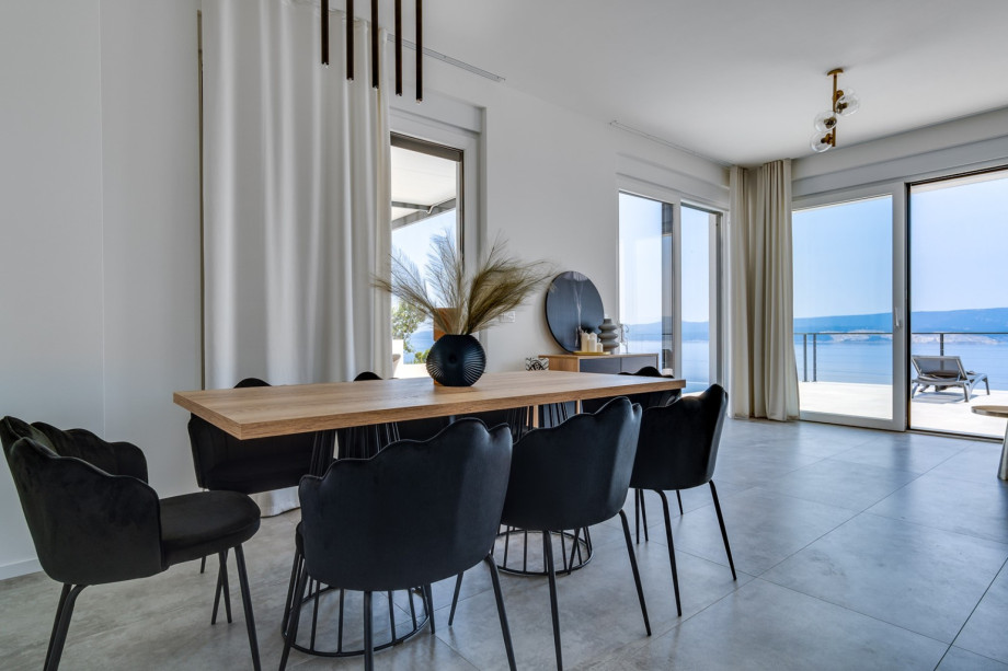 A dining area for 8 people with direct approach to the outdoor dining area