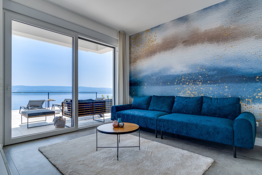 Das Wohnzimmer mit direktem Zugang zum Poolbereich