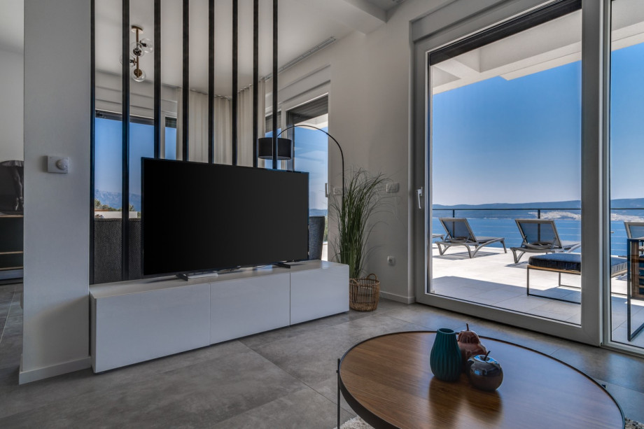 Vom Wohnzimmer aus hat man einen atemberaubenden Meerblick.