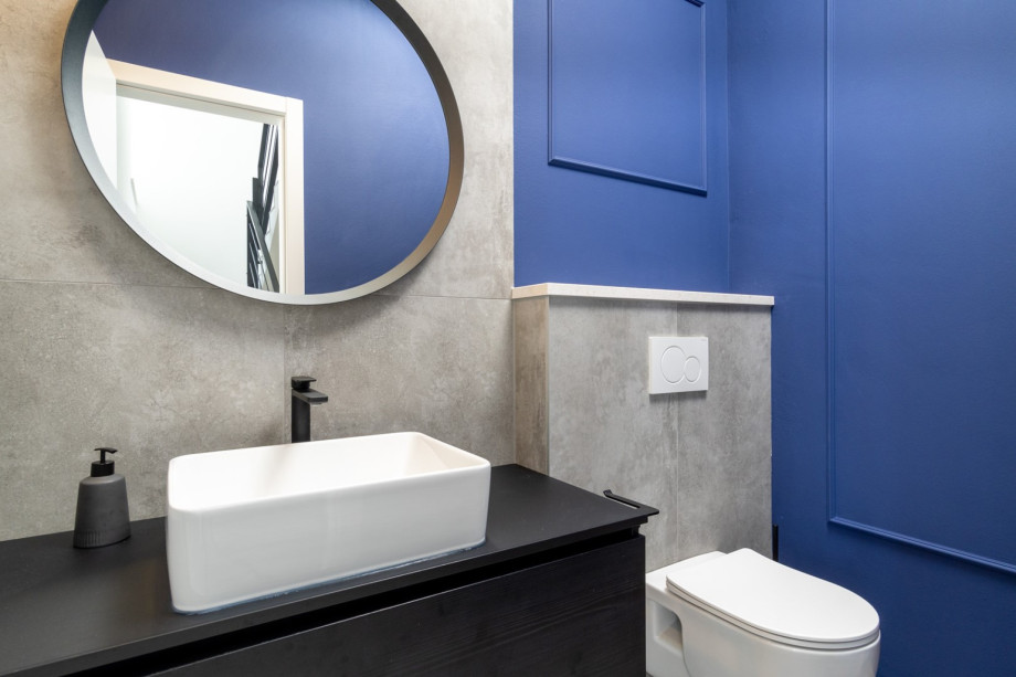 Ein separates WC mit Toilette und Waschbecken