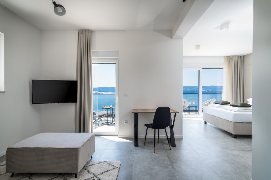 Im zweiten Stock befindet sich das Hauptschlafzimmer Nr. 1 mit zwei Balkonen und Panoramablick auf Küste, Meer und Inseln.