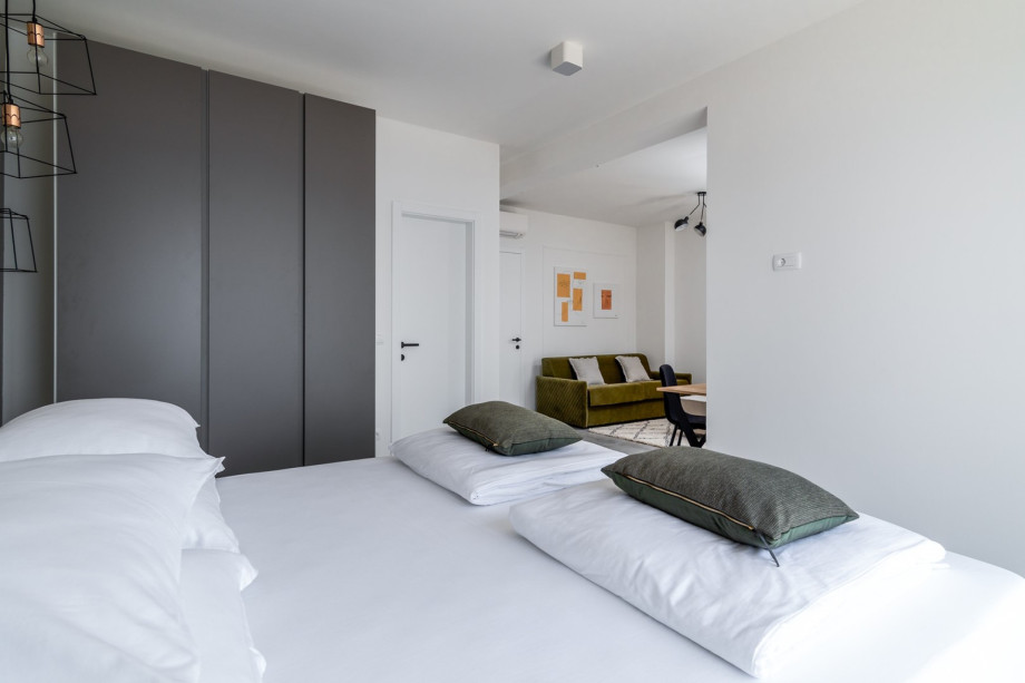 Schlafzimmer Nr. 1 bietet außerdem ein eigenes Badezimmer mit Dusche, einen Fernseher und eine Klimaanlage.